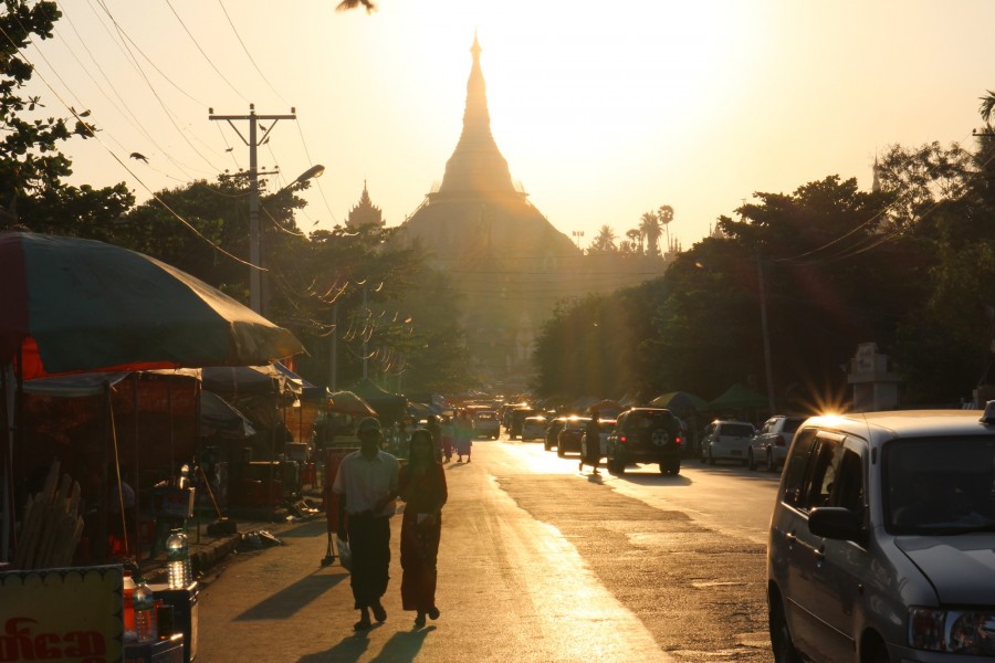 Schwedagon pagoda au coucher du soleil en Birmanie